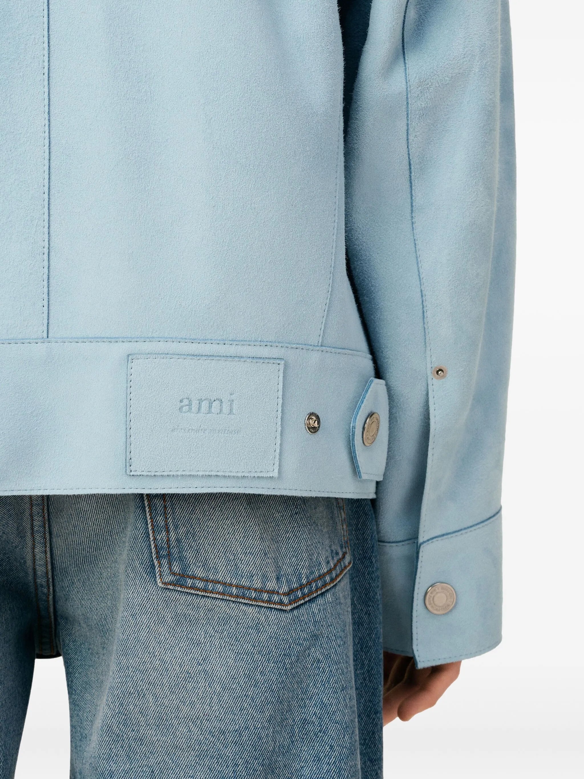 Imagen de Chaqueta de Ante Azul de Ami PARIS para Unisex - Temporada Otoño-Invierno 2025 - Vista del Modelo 5