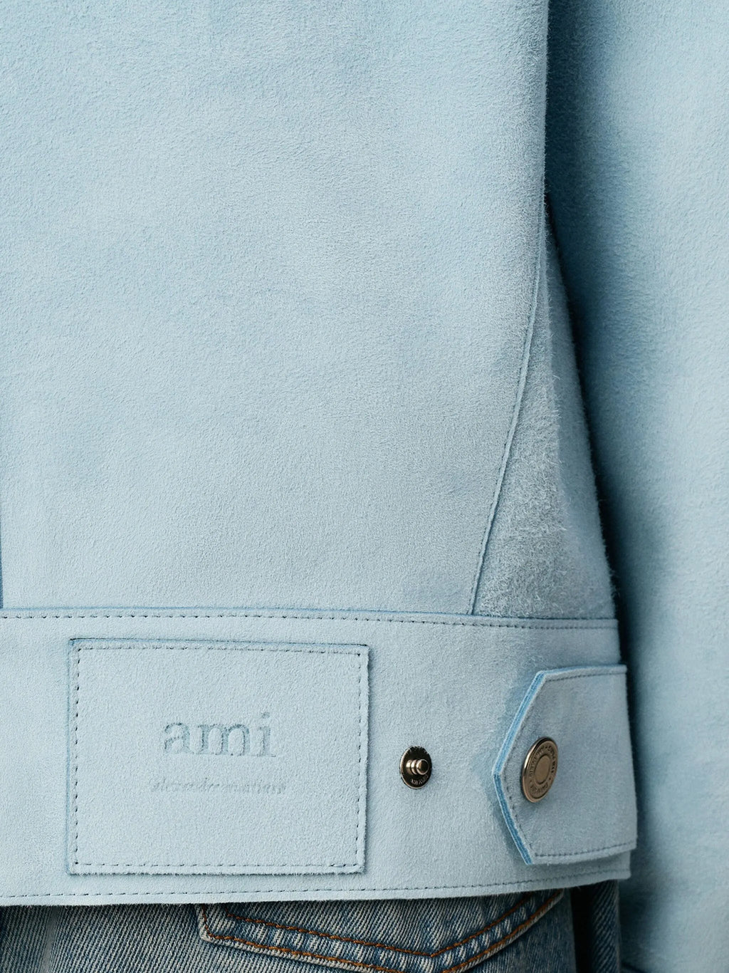 Imagen de Chaqueta de Ante Azul de Ami PARIS para Unisex - Temporada Otoño-Invierno 2025 - Vista del Modelo 4