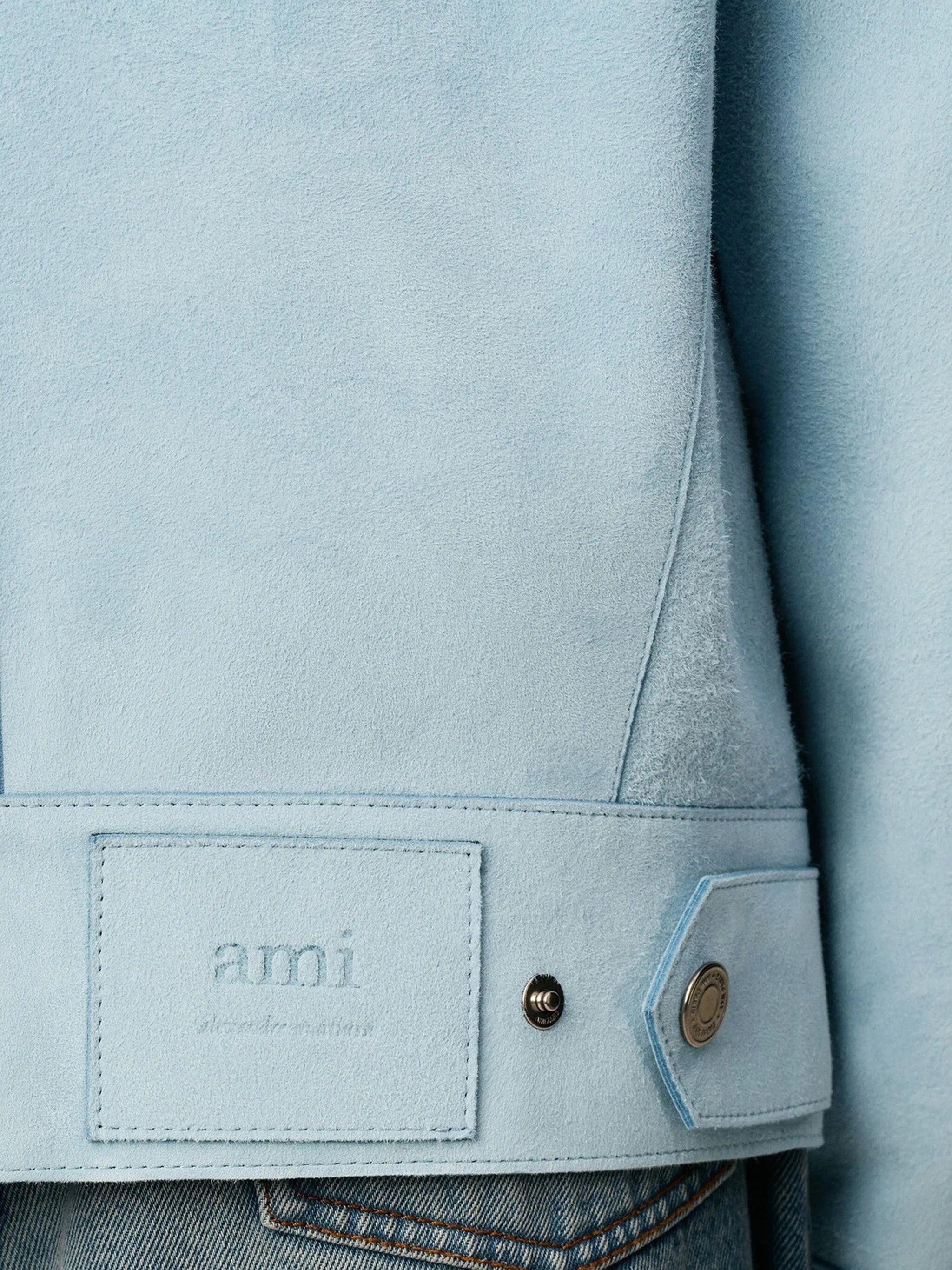 Imagen de Chaqueta de Ante Azul de Ami PARIS para Unisex - Temporada Otoño-Invierno 2025 - Vista del Modelo 4