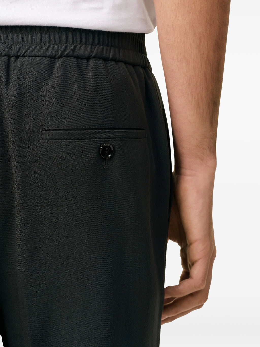 Bilde av svarte ullbukser fra Ami PARIS for menn - Sesong Høst-Vinter 2025 - Modellvisning 5