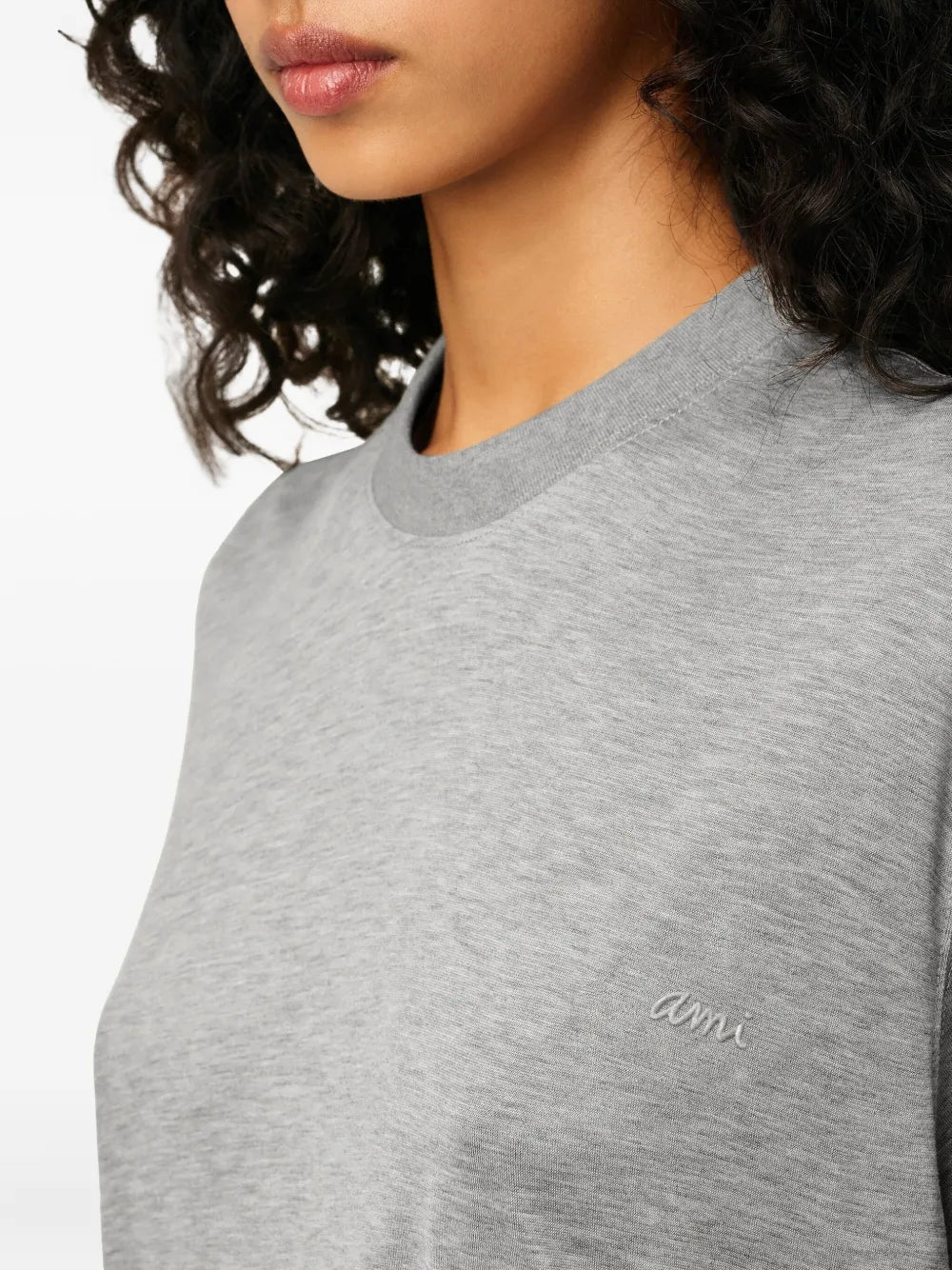 Image du T-shirt Brodé Gris par Ami PARIS pour Unisexe - Saison Automne-Hiver 2025 - Vue du modèle 4