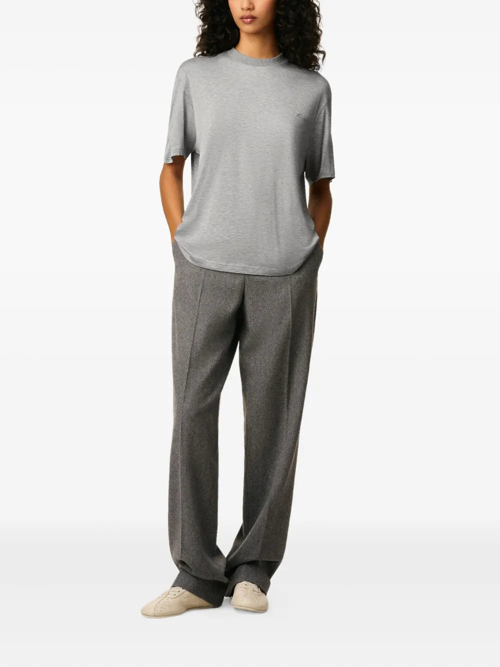 Image du T-shirt Brodé Gris par Ami PARIS pour Unisexe - Saison Automne-Hiver 2025 - Vue du modèle 6