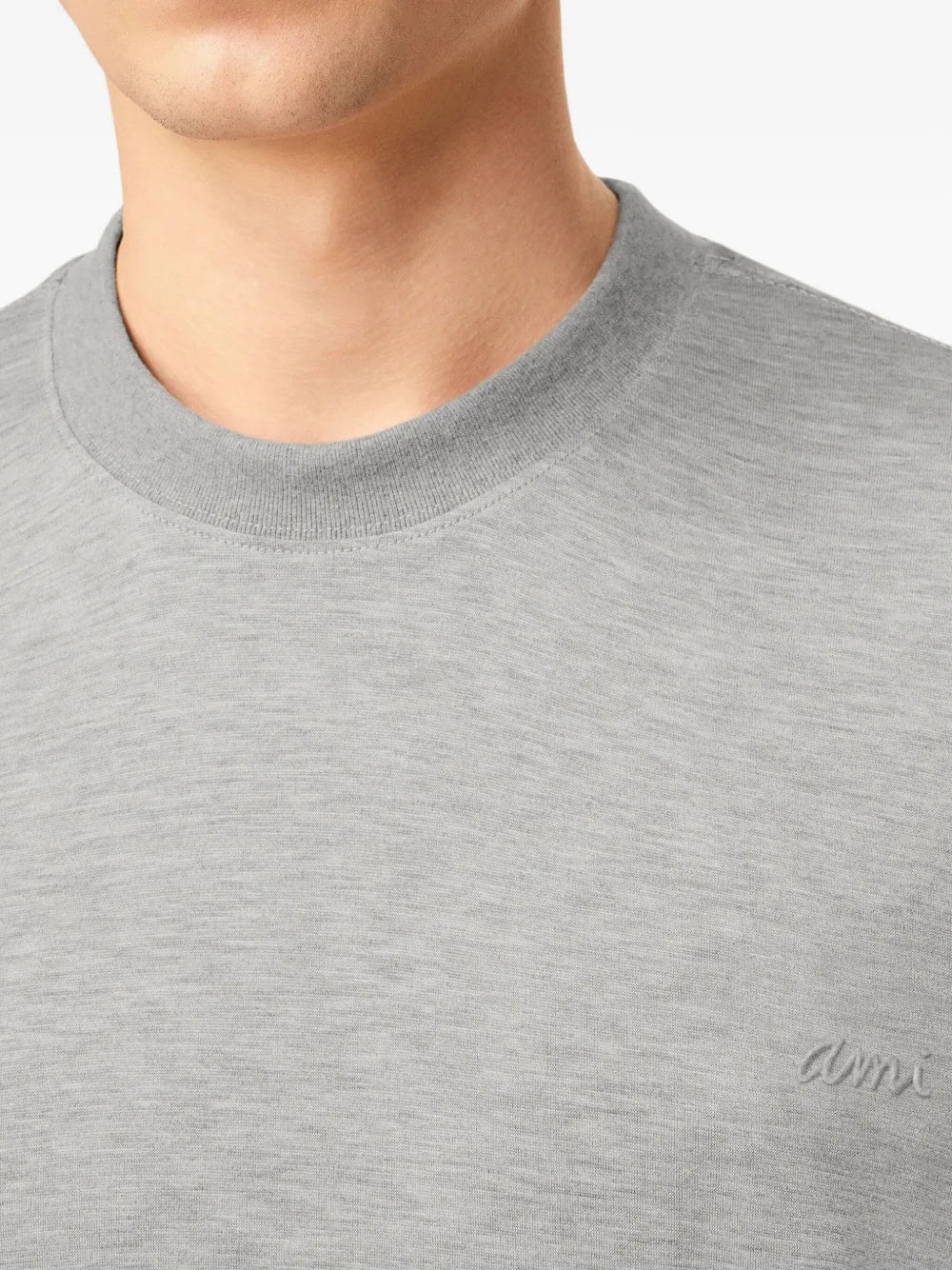 Image du T-shirt Brodé Gris par Ami PARIS pour Unisexe - Saison Automne-Hiver 2025 - Vue du modèle 5