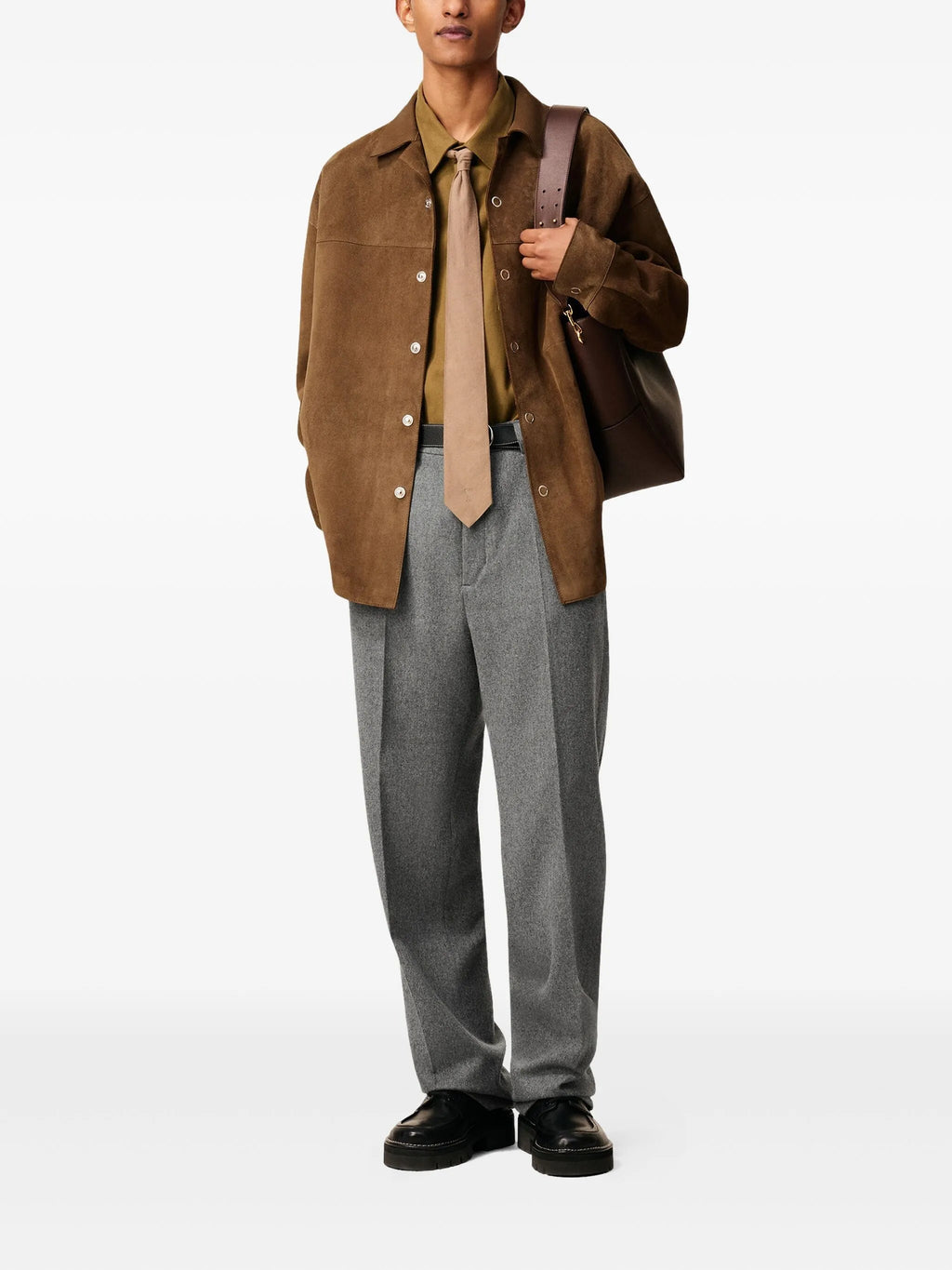 Bilde av suedeskjortejakke fra Ami PARIS for unisex - Sesong Høst-Vinter 2025 - Modellvisning 6