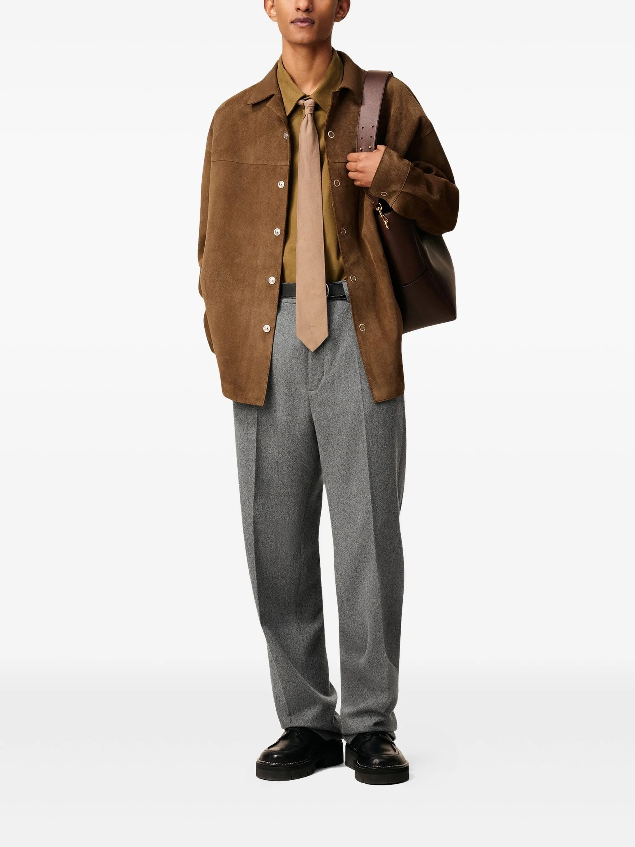 Bilde av suedeskjortejakke fra Ami PARIS for unisex - Sesong Høst-Vinter 2025 - Modellvisning 6