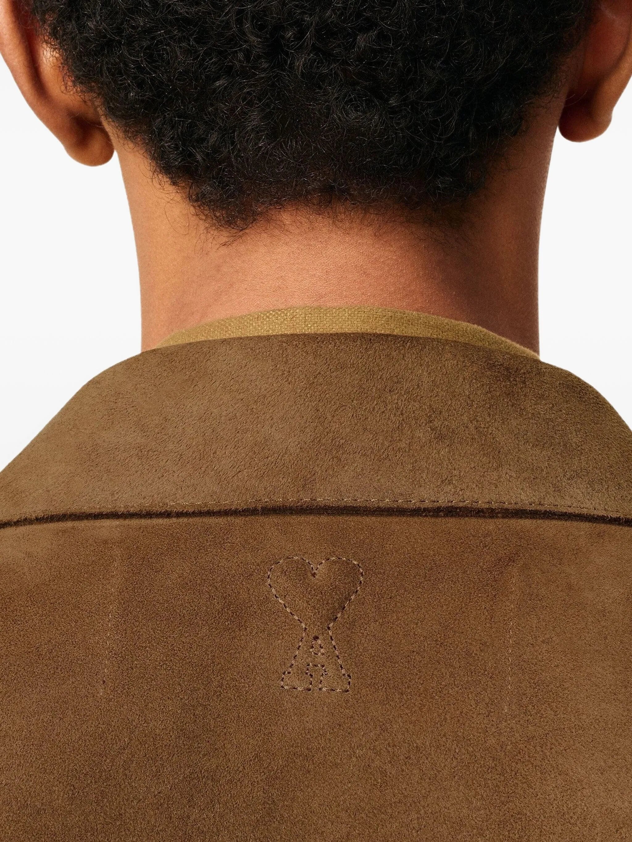 Bilde av suedeskjortejakke fra Ami PARIS for unisex - Sesong Høst-Vinter 2025 - Modellvisning 5