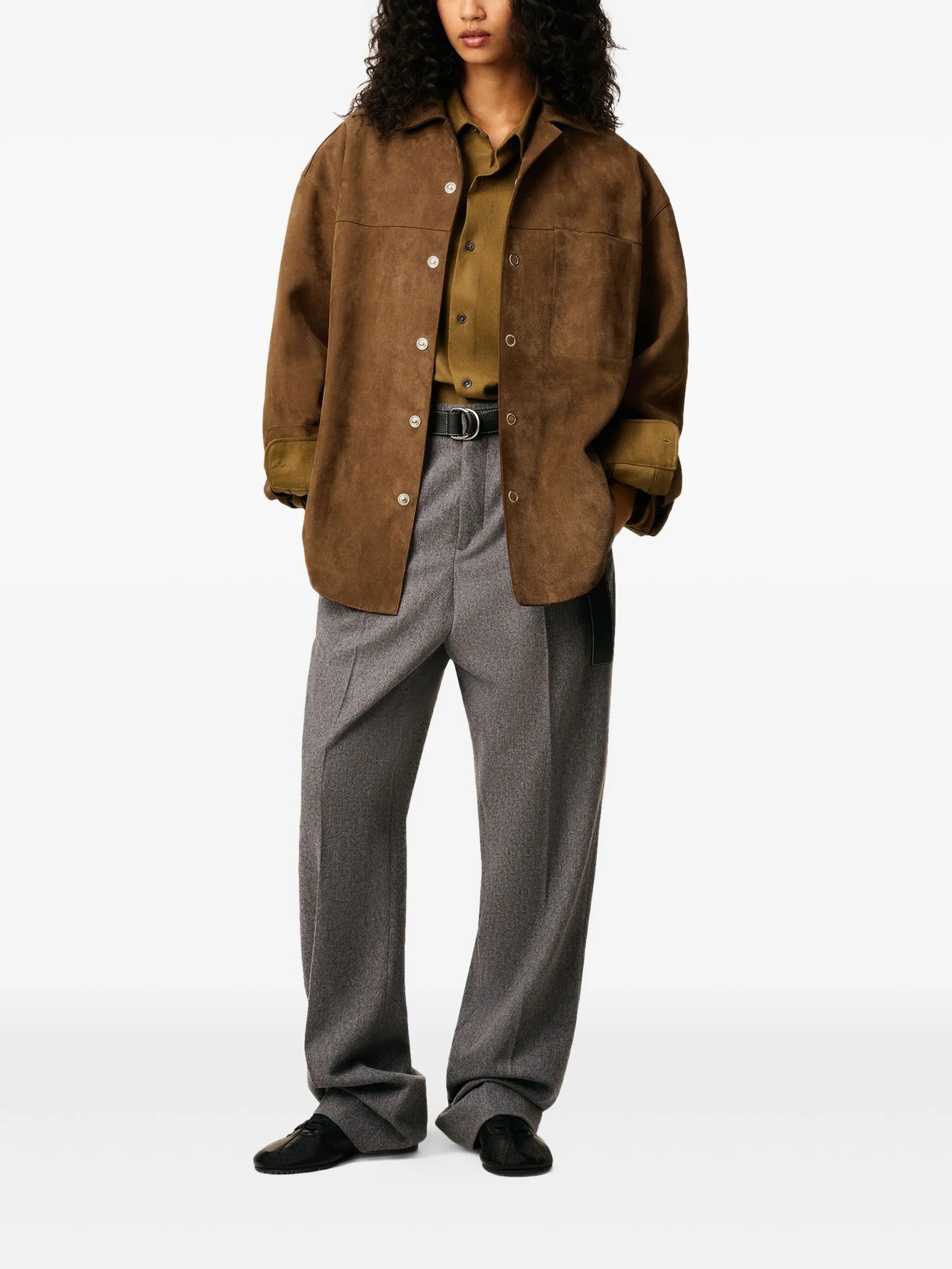 Imagen de la chaqueta de camisa de cuero ante de Ami PARIS para unisex - Temporada Otoño-Invierno 2025 - Vista del modelo 1