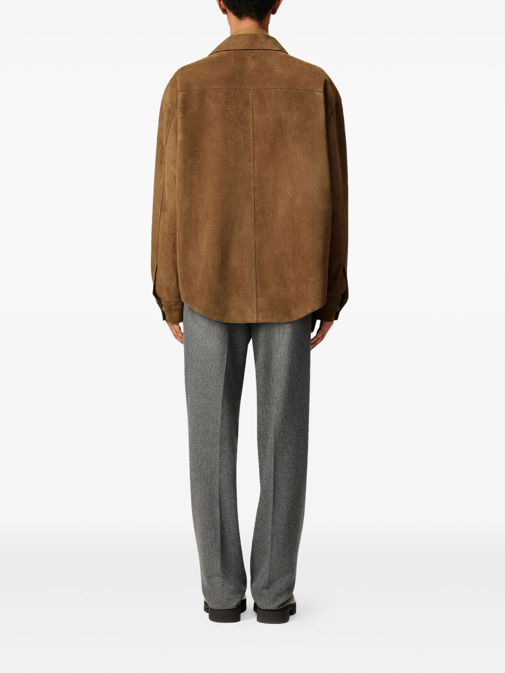 Bilde av suedeskjortejakke fra Ami PARIS for unisex - Sesong Høst-Vinter 2025 - Modellvisning 3