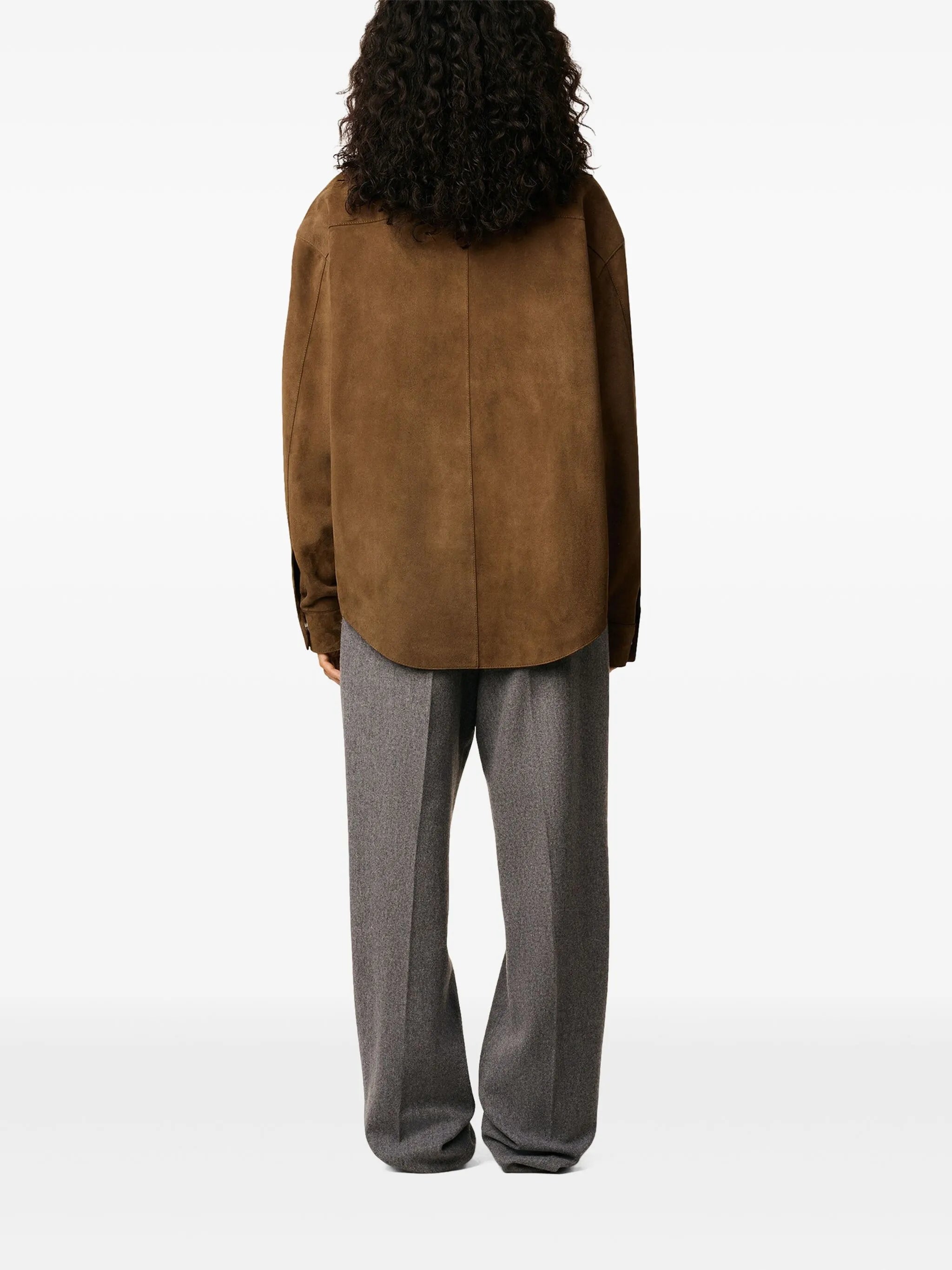 Imagen de la chaqueta de camisa de cuero ante de Ami PARIS para unisex - Temporada Otoño-Invierno 2025 - Vista del modelo 2