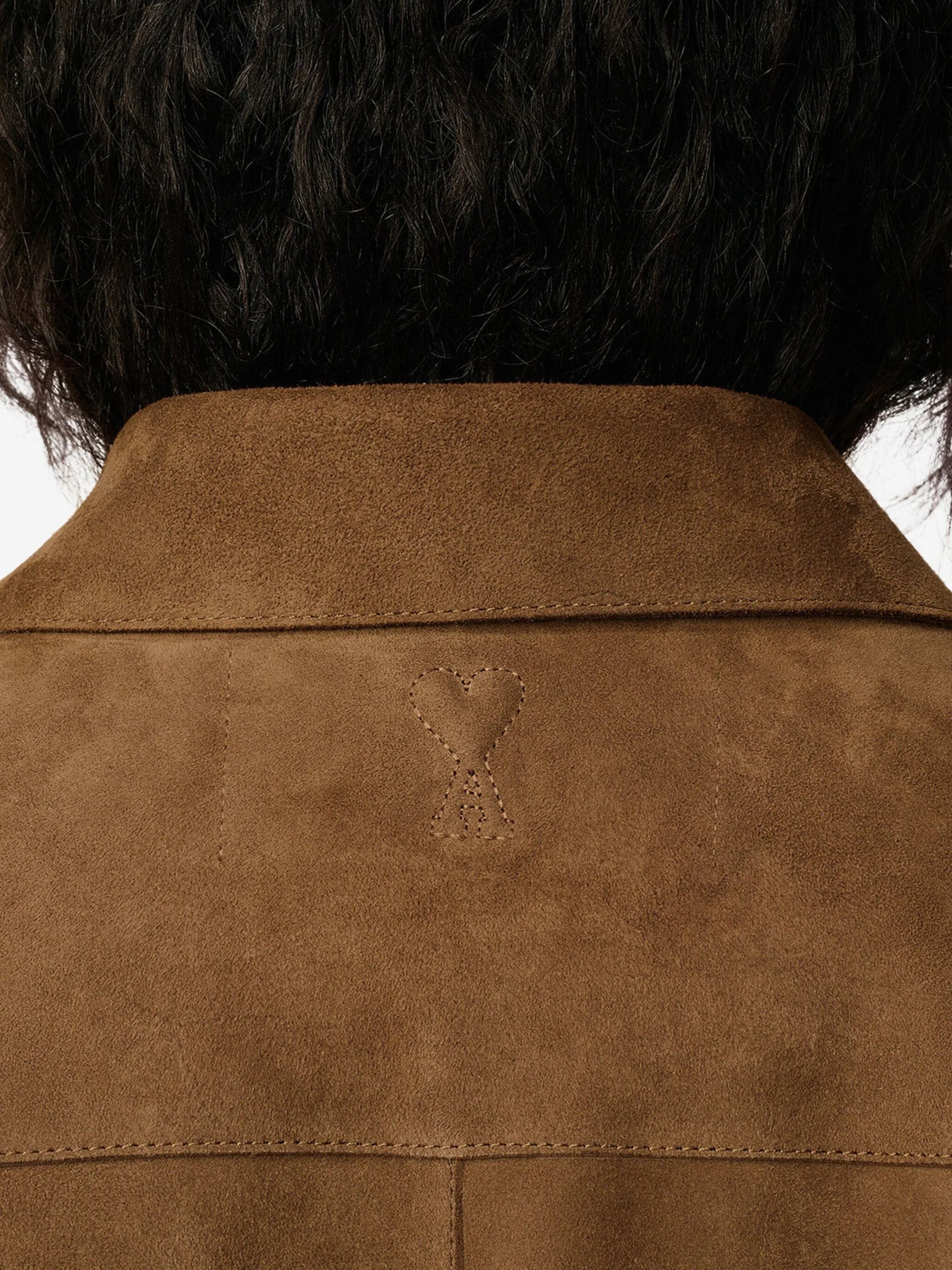 Bilde av suedeskjortejakke fra Ami PARIS for unisex - Sesong Høst-Vinter 2025 - Modellvisning 4