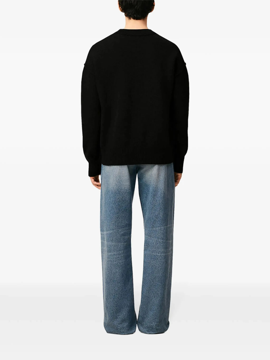 Imagem do suéter preto Ami de Coeur da Ami PARIS para unisexo - Temporada Primavera-Verão 2026 - Vista do modelo 3