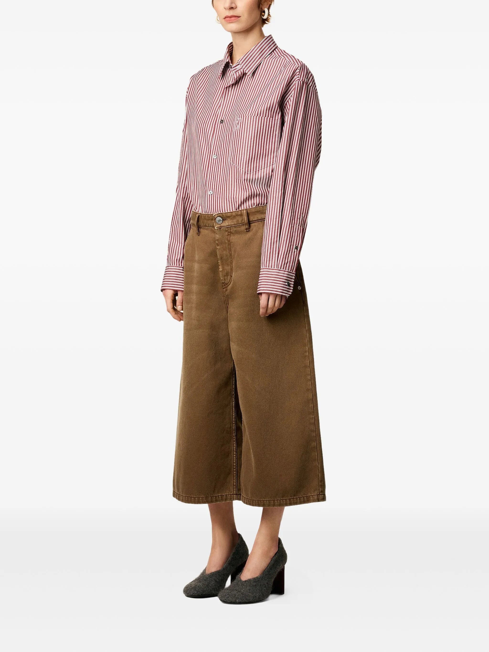 Bild von braunen Denim-Bermudas von Ami PARIS für Frauen - Saison Herbst-Winter 2025 - Modellansicht 2