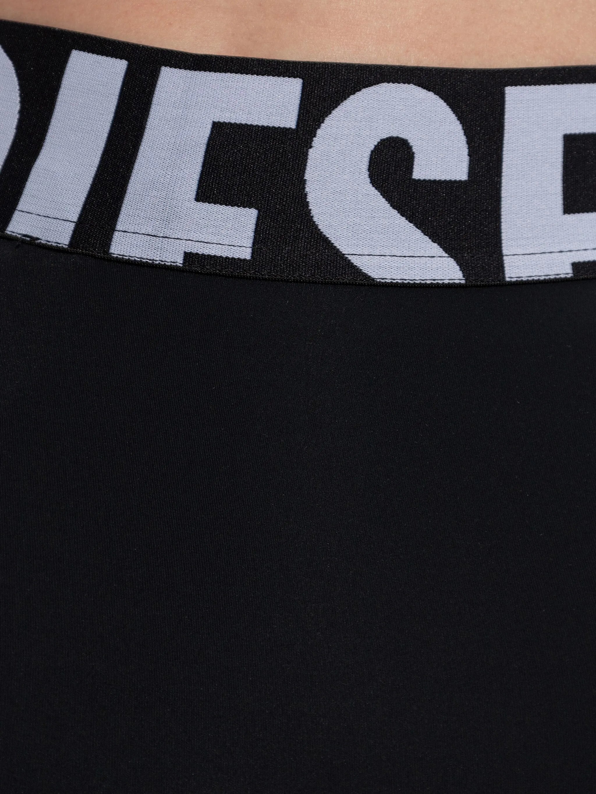 Image du legging Adeline-D-Pop Noir de Diesel pour femmes - Saison Printemps-Été 2026 - Vue du modèle 4