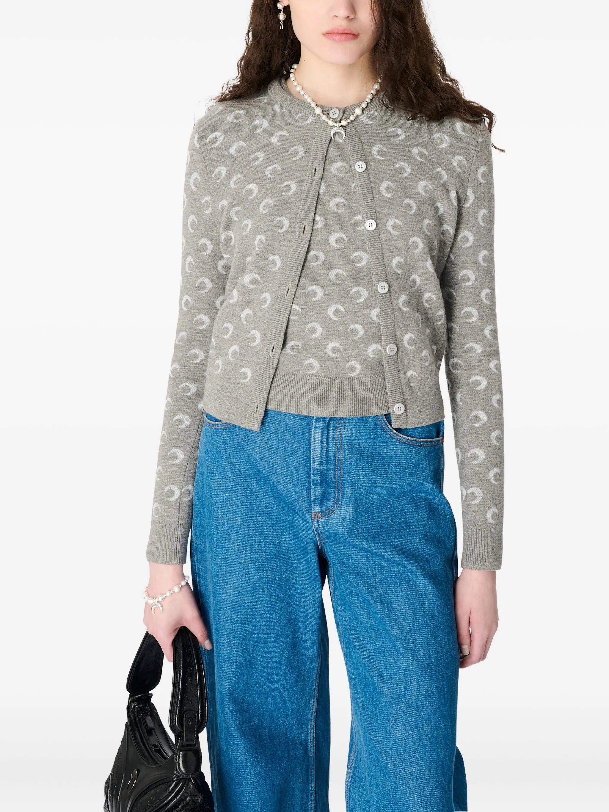 Marine Serre의 여성용 울 카디건 문 이미지 - 2025년 가을-겨울 시즌 - 모델 보기 3