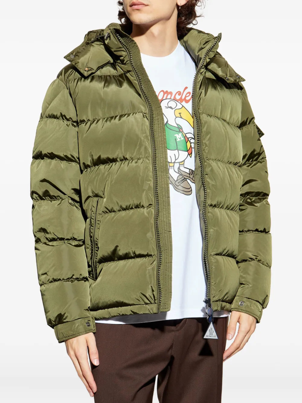 Image de la doudoune Maya kaki de Moncler pour homme - Saison Automne-Hiver 2025 - Vue du modèle 2