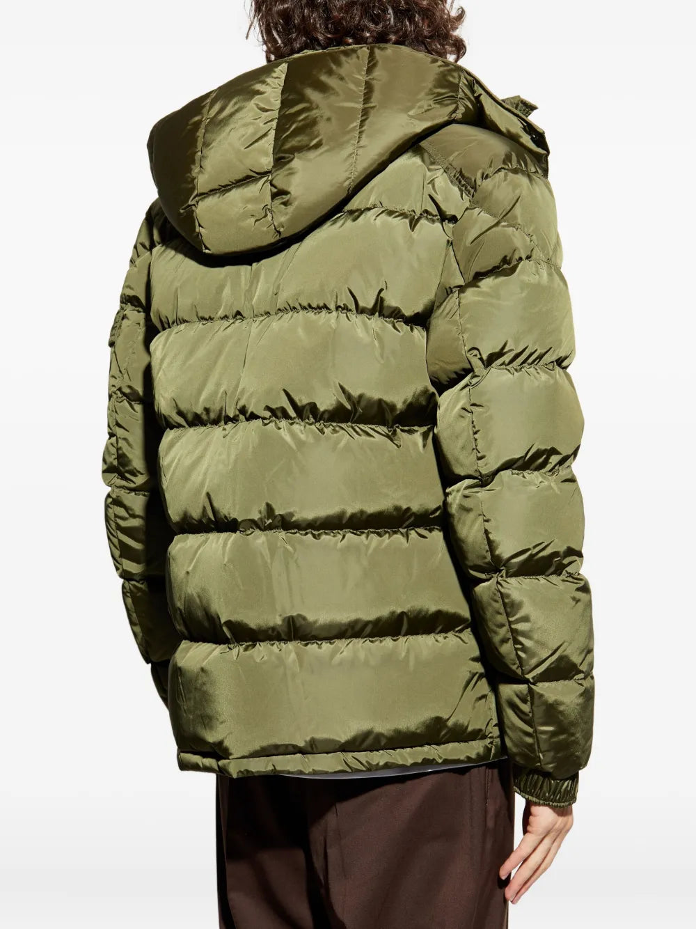 Image de la doudoune Maya kaki de Moncler pour homme - Saison Automne-Hiver 2025 - Vue du modèle 3