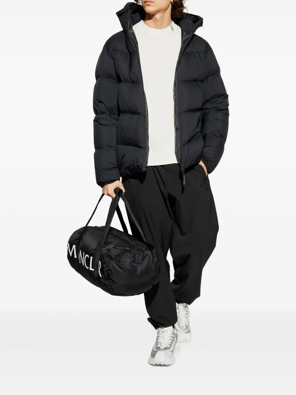 Moncler의 남성용 La Doudoune Forez Noir 이미지 - 2025 가을-겨울 시즌 - 모델 보기 1