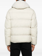 Immagine della giacca in piuma Forez di Moncler per uomini - Stagione Autunno-Inverno 2025 - Vista del modello 3