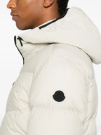 Immagine della giacca in piuma Forez di Moncler per uomini - Stagione Autunno-Inverno 2025 - Vista del modello 4