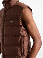 Bild der braunen, ärmellosen Nylon-Doudoune von Prada für Herren - Saison Herbst-Winter 2025 - Detailansicht 6