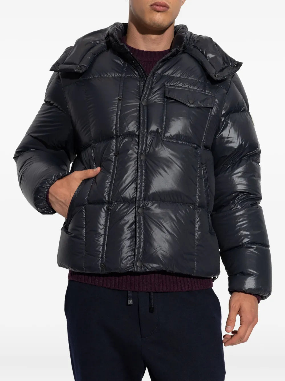 Image de la doudoune noire Serfanto de Moncler pour hommes - Saison Automne-Hiver 2025 - Modèle vue 2