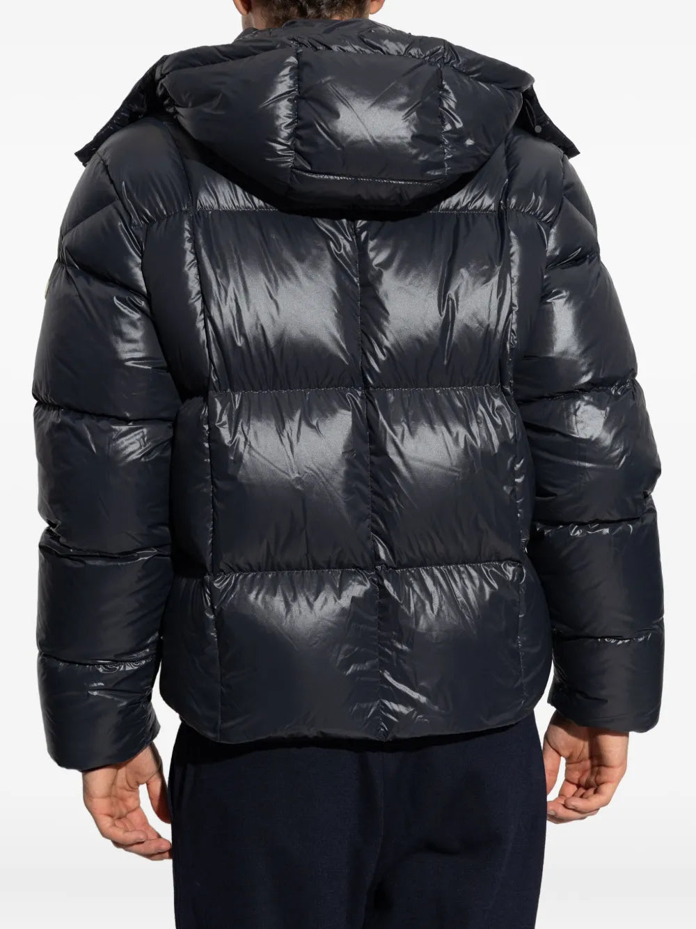 Bild der Serfanto schwarze Daunenjacke von Moncler für Herren - Saison Herbst-Winter 2025 - Modellansicht 3