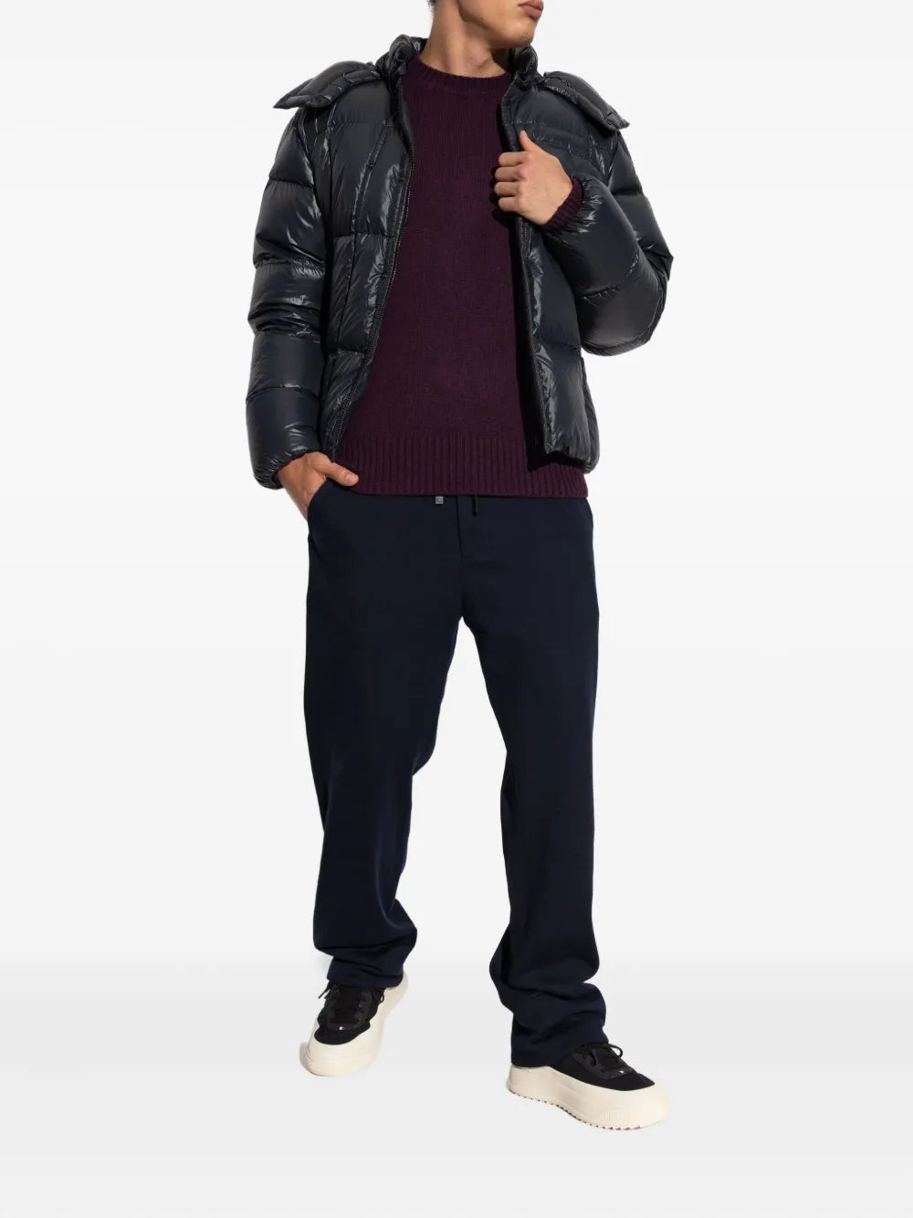 Image de la doudoune noire Serfanto de Moncler pour hommes - Saison Automne-Hiver 2025 - Modèle vue 1