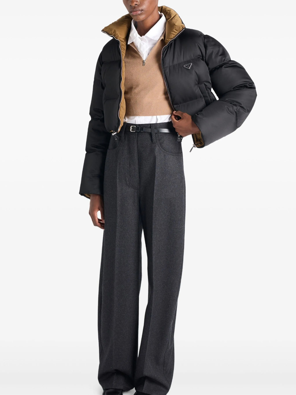 Imagen de la chaqueta de plumas Re-Nylon de Prada para mujeres - Temporada Otoño-Invierno 2025 - Vista del modelo 2