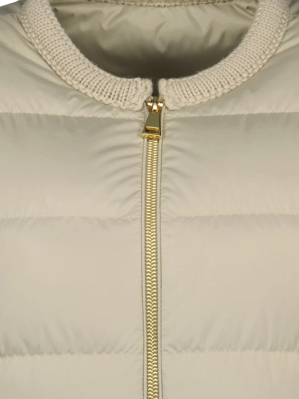 Imagen de la chaqueta de plumas beige Mauvezin de Moncler para mujeres - Temporada Otoño-Invierno 2025 - Vista del modelo 3