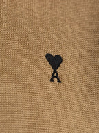 Image d'un pull à col roulé marron par Ami PARIS pour femmes - Saison automne-hiver 2025 - Vue du modèle 4