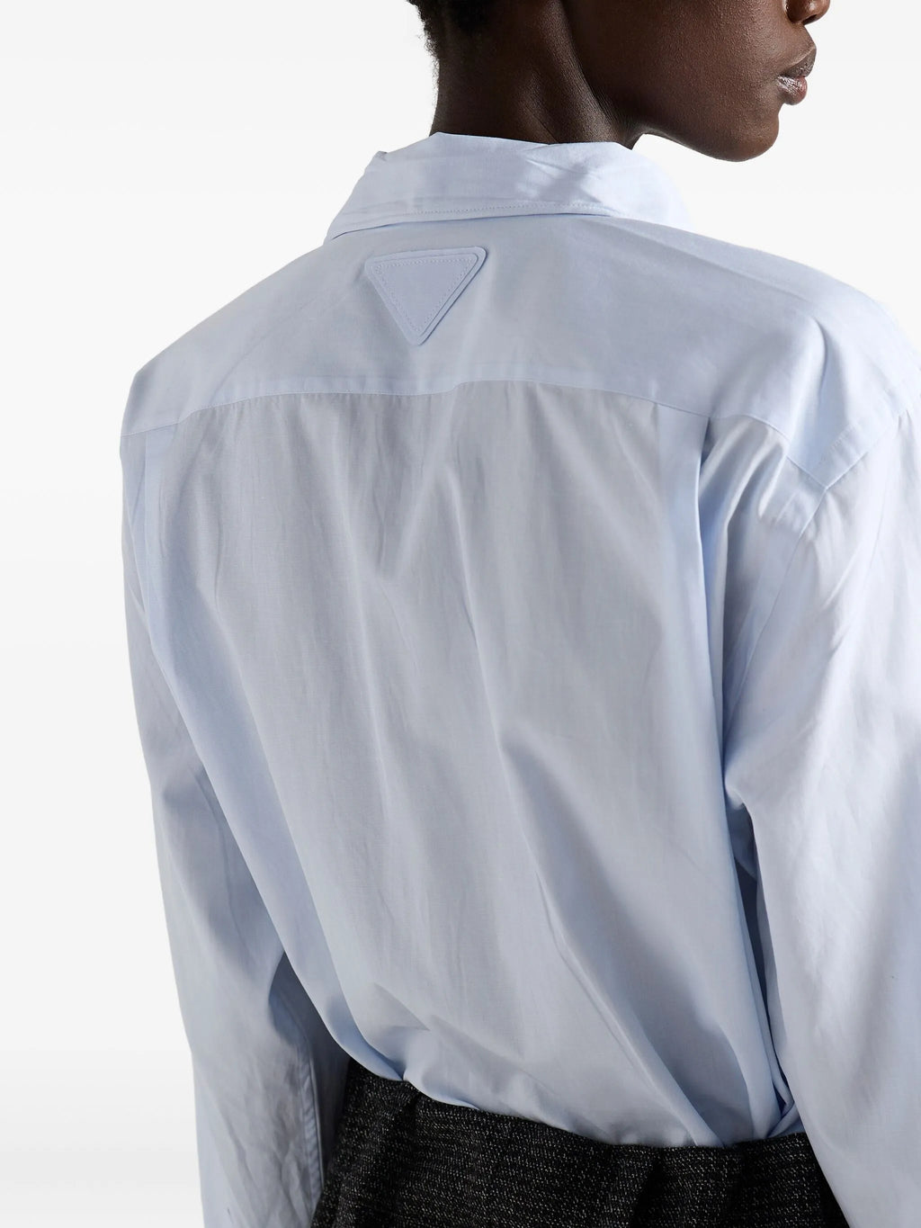 Bilde av Prada blå knyteskjorte for kvinner - Sesong Høst-Vinter 2025 - Modellvisning 4