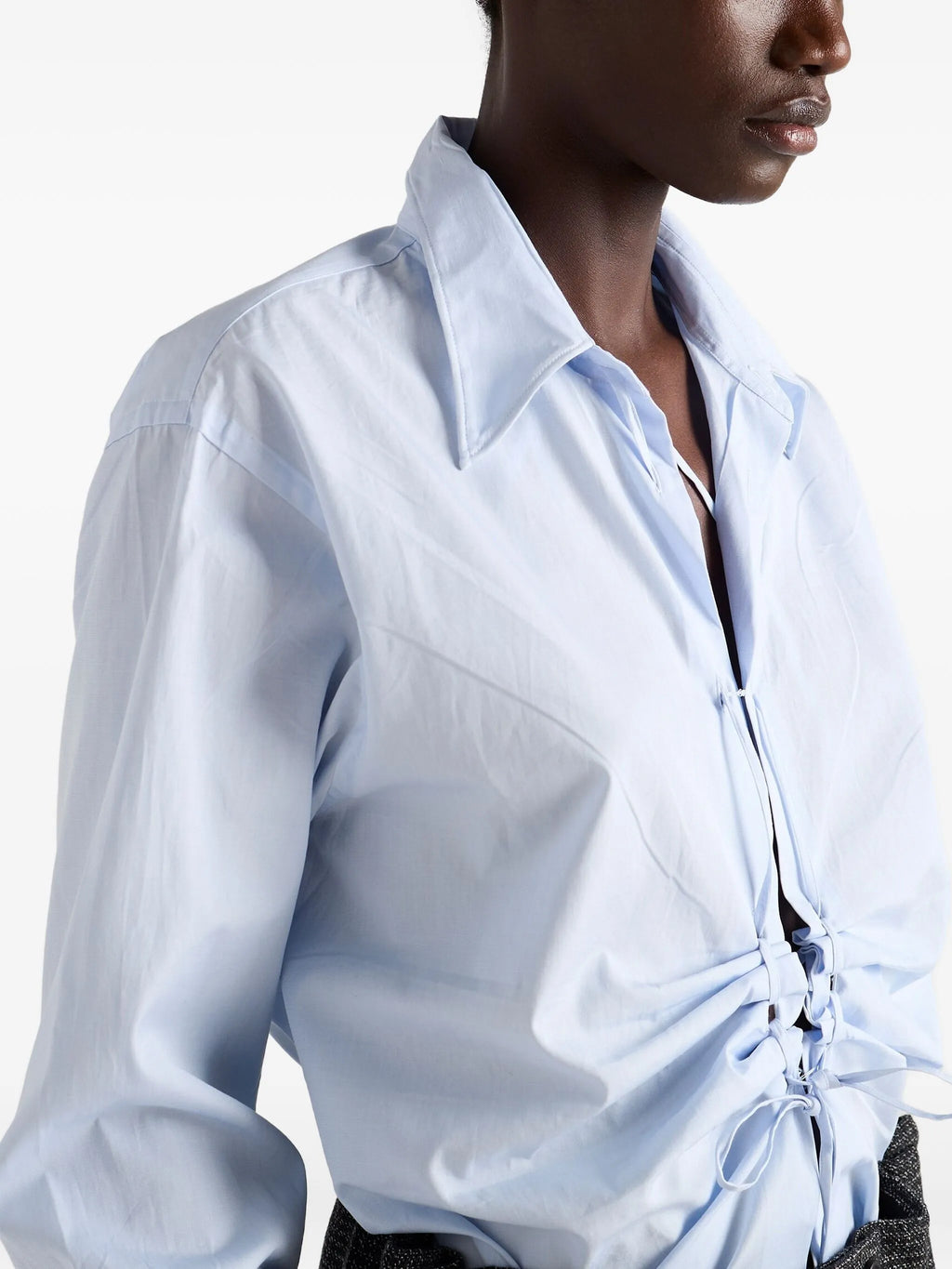 Bilde av Prada blå knyteskjorte for kvinner - Sesong Høst-Vinter 2025 - Modellvisning 3