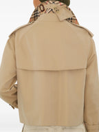 Immagine di un trench coat corto beige di Burberry per donne - Stagione Primavera-Estate 2026 - Vista modello 4
