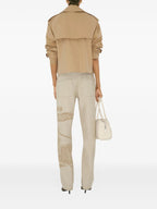Immagine di un trench coat corto beige di Burberry per donne - Stagione Primavera-Estate 2026 - Vista modello 3