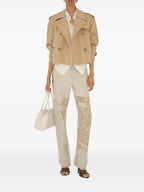 Immagine di un trench coat corto beige di Burberry per donne - Stagione Primavera-Estate 2026 - Vista modello 1