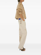 Immagine di un trench coat corto beige di Burberry per donne - Stagione Primavera-Estate 2026 - Vista modello 2