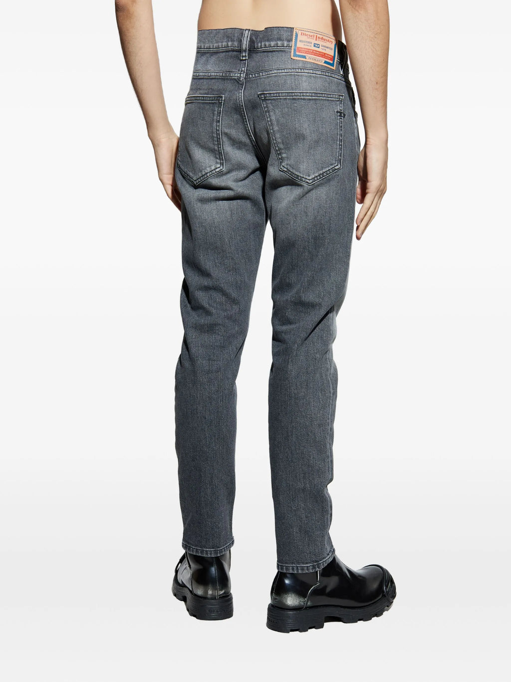 ディーゼルのメンズ用Jean D-Strukt 2019の画像 - シーズン秋冬2025 - モデルビュー3