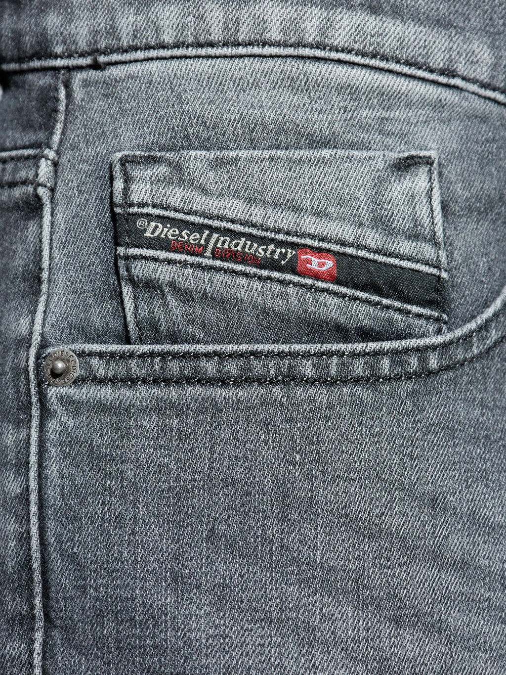 ディーゼルのメンズ用Jean D-Strukt 2019の画像 - シーズン秋冬2025 - モデルビュー4