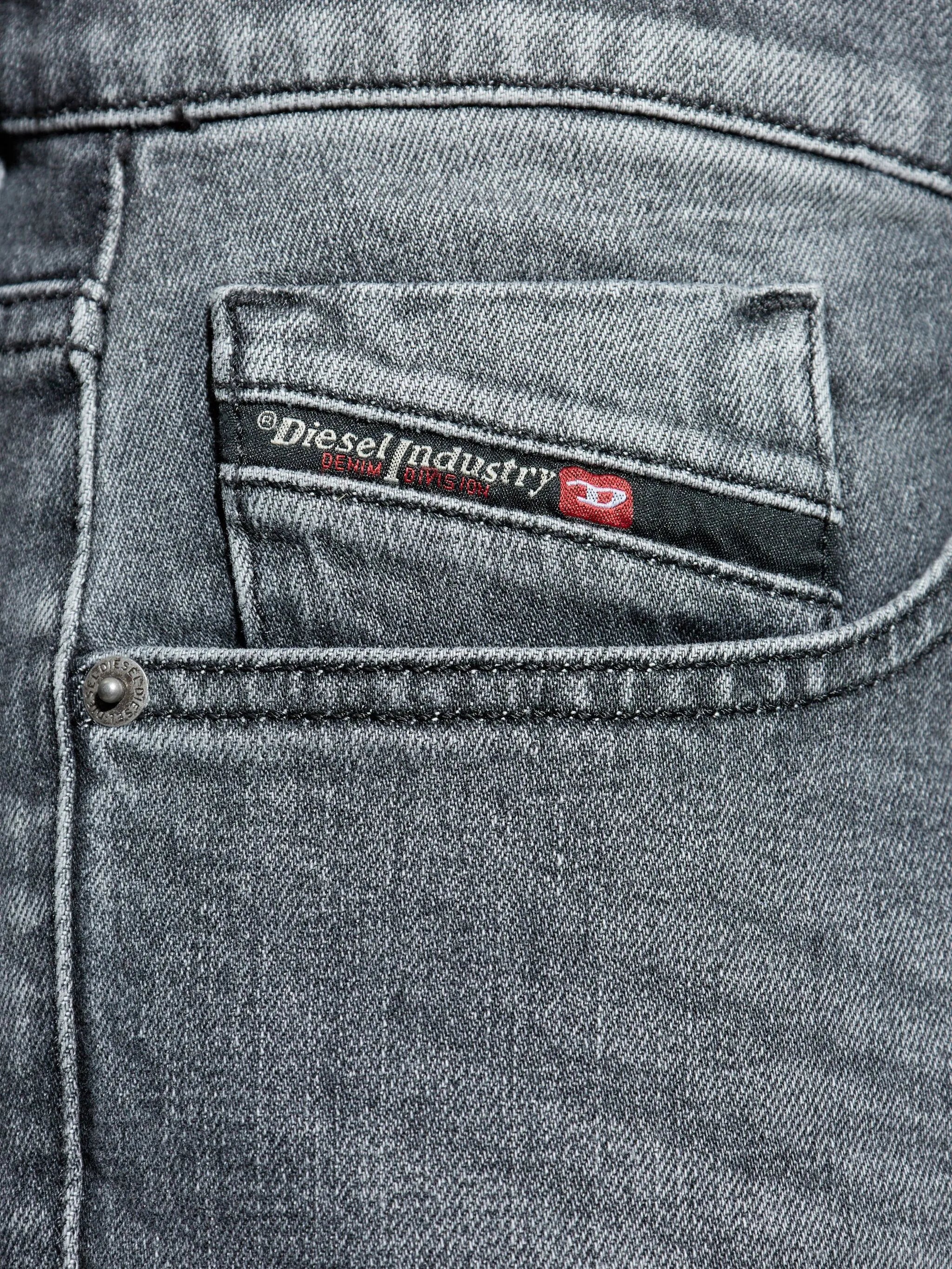 ディーゼルのメンズ用Jean D-Strukt 2019の画像 - シーズン秋冬2025 - モデルビュー4