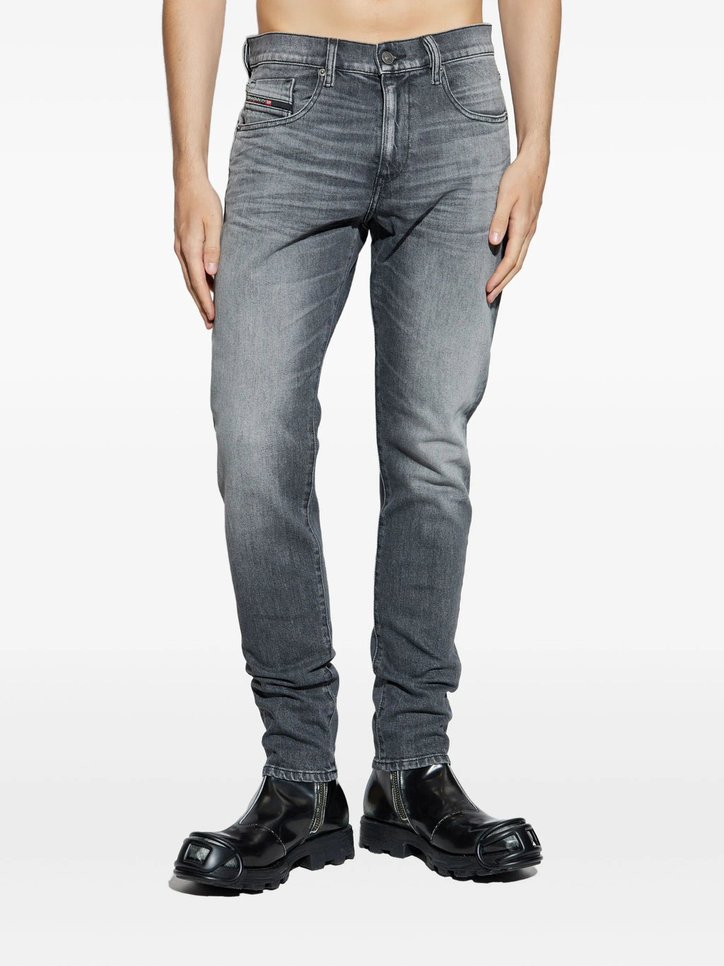 Imagen del Jean D-Strukt de Diesel para Hombre - Temporada Otoño-Invierno 2025 - Vista del modelo 2