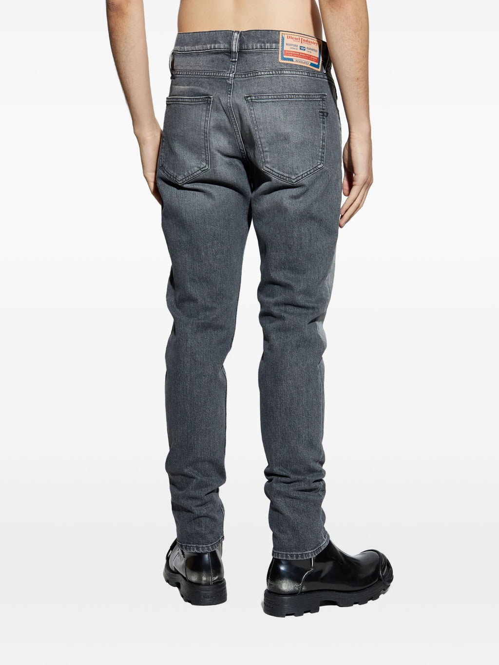 Imagen del Jean D-Strukt de Diesel para Hombre - Temporada Otoño-Invierno 2025 - Vista del modelo 3