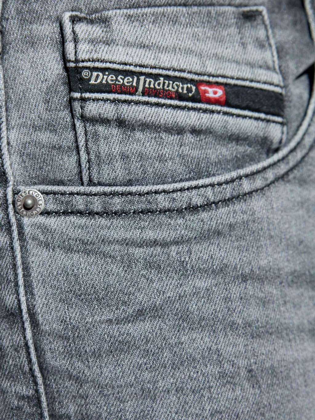 Imagen del Jean D-Strukt de Diesel para Hombre - Temporada Otoño-Invierno 2025 - Vista del modelo 4