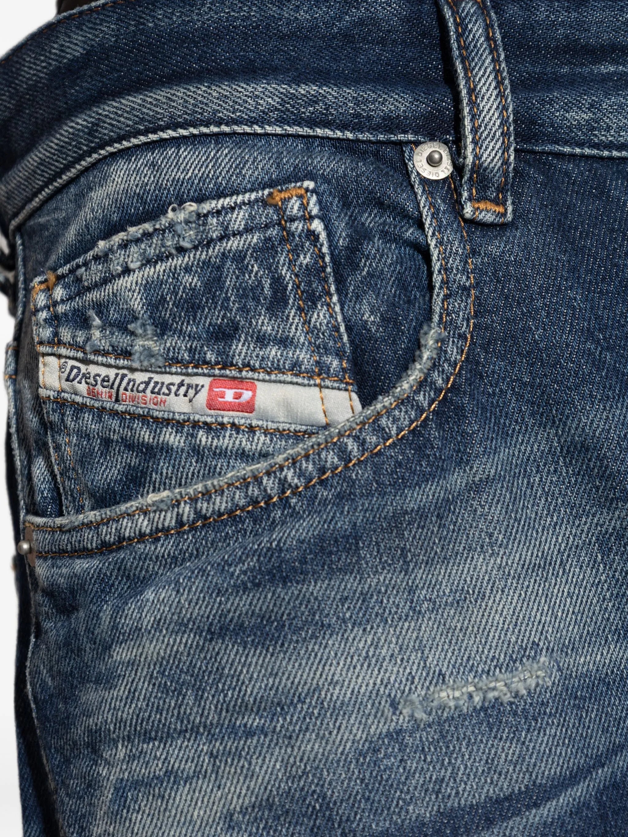 Imagen del D-Sire Jean 1996 L30 Azul de Diesel para Mujeres - Temporada Otoño-Invierno 2025 - Vista del Modelo 4