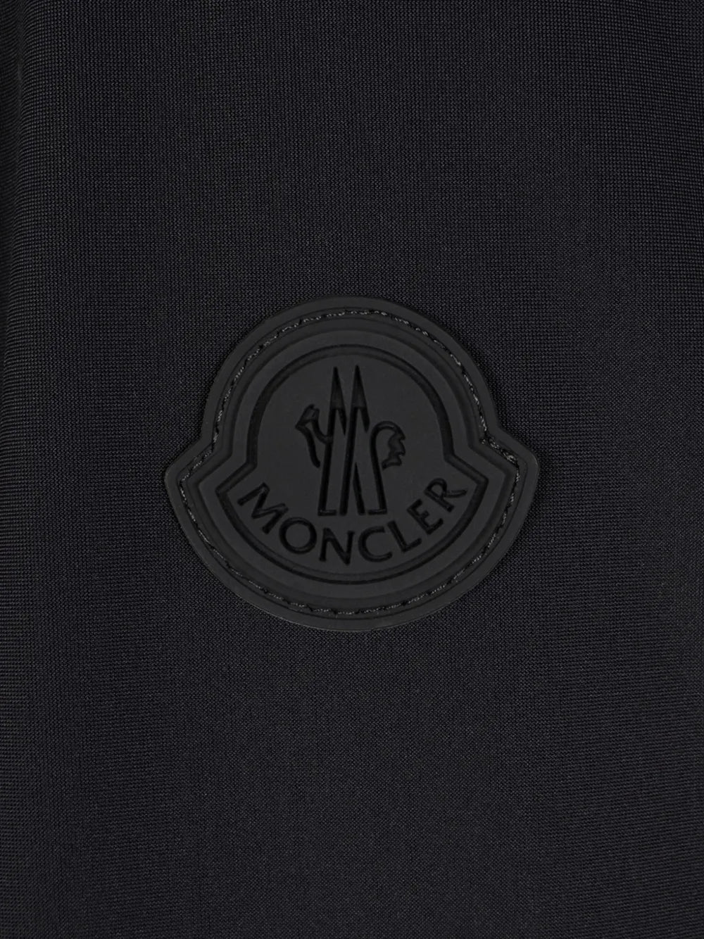 Image de la doudoune noire Bassite de Moncler pour hommes - Saison Automne-Hiver 2025 - Vue du modèle 3