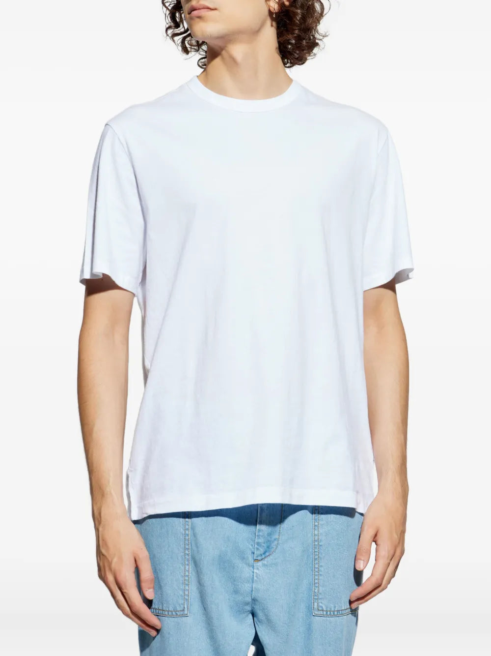 Bilde av et sett med tre hvite bomull T-skjorter fra Officine Générale for menn - Sesong Vår-Sommer 2026 - Modellvisning 2