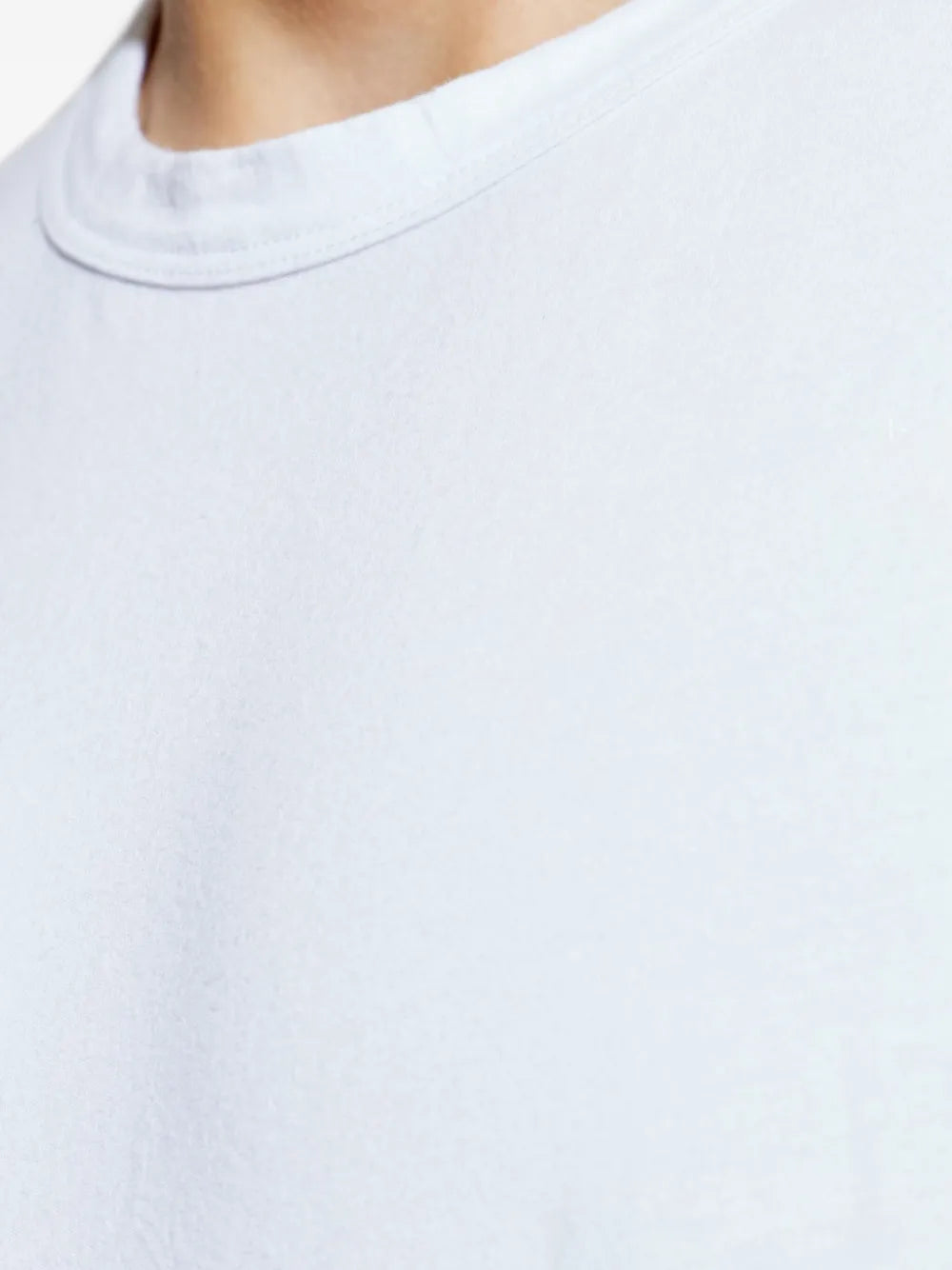 Bilde av et sett med tre hvite bomull T-skjorter fra Officine Générale for menn - Sesong Vår-Sommer 2026 - Modellvisning 4