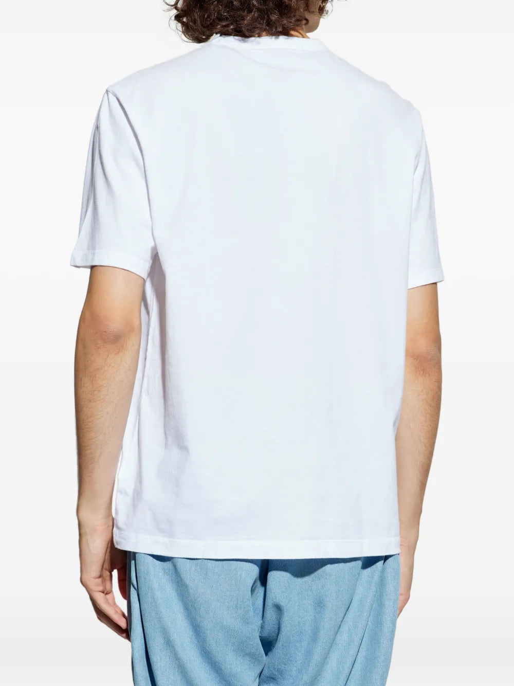 Bilde av et sett med tre hvite bomull T-skjorter fra Officine Générale for menn - Sesong Vår-Sommer 2026 - Modellvisning 3