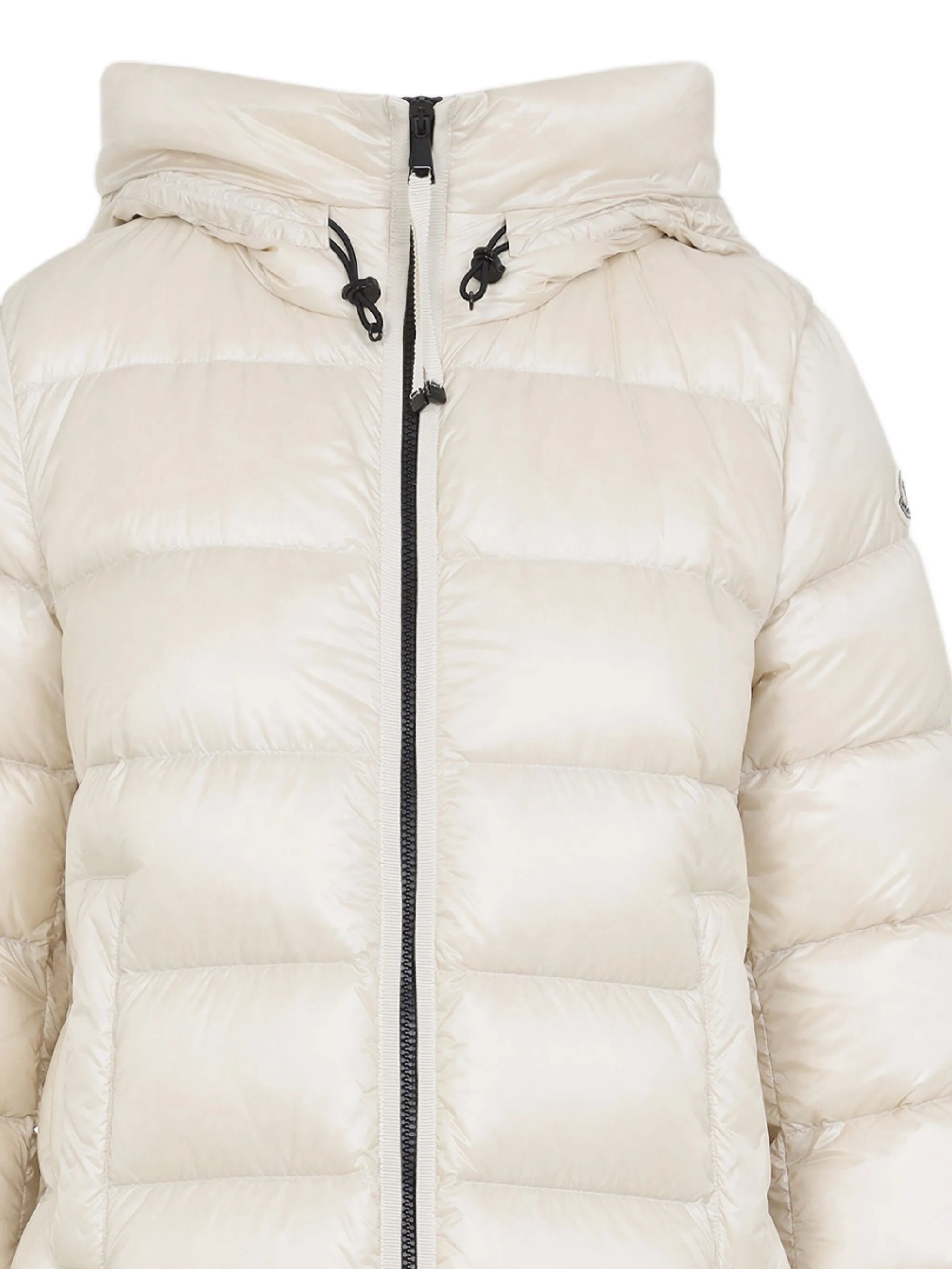 Image du manteau en duvet Suyenne beige de Moncler pour femmes - Saison Automne-Hiver 2025 - Vue modèle 2