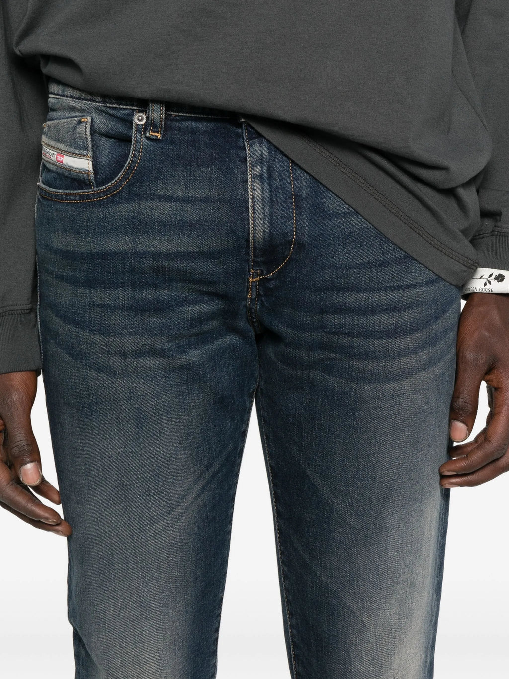 Imagem dos jeans em denim D-Strukt 2019 L32 da Diesel para homens - Temporada Outono-Inverno 2025 - Vista do modelo 4
