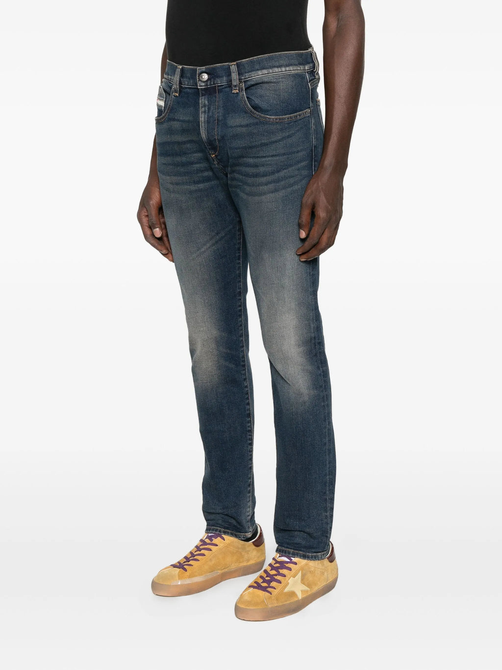 Imagem dos jeans em denim D-Strukt 2019 L32 da Diesel para homens - Temporada Outono-Inverno 2025 - Vista do modelo 2